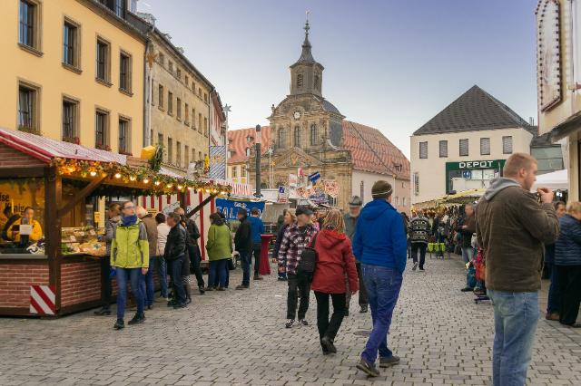 Menschen schlendern durch Stadt