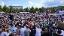 Mehrere Hundert Menschen verfolgen am Unistrand der Uni Bayreuth ein Fußballspiel