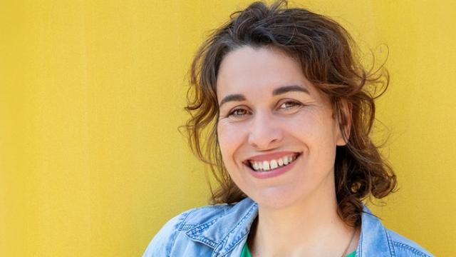 Junge Frau vor gelbem Hintergrund