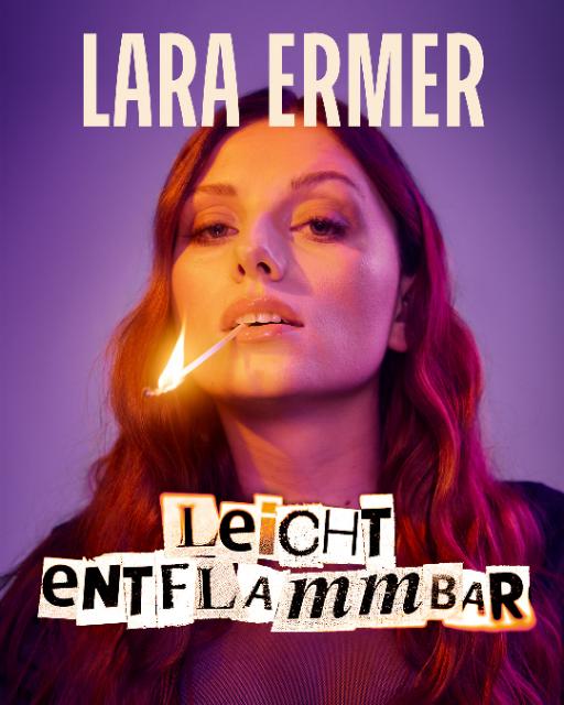 Porträtfoto einer Frau auf lila Grund, Schriftzug Leicht entflammbar unten.