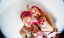 Zwei Personen vor einer weißen Wand mit pinken Haaren