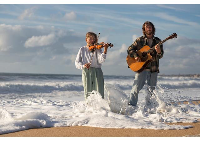 die Musiker stehen am Meer