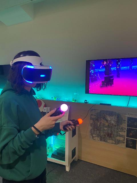 Eine Person mit VR Brille.