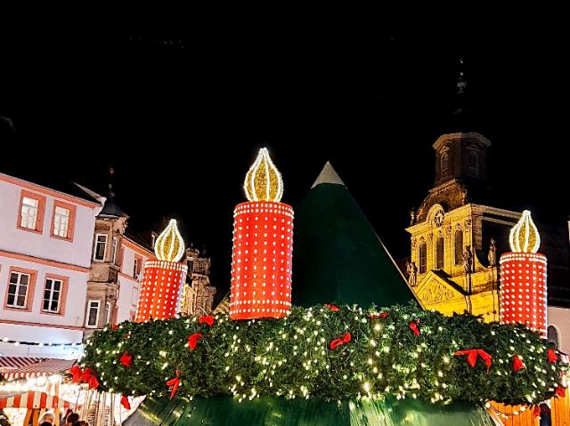 Großer Adventskranz auf dem Christkindlesmarkt