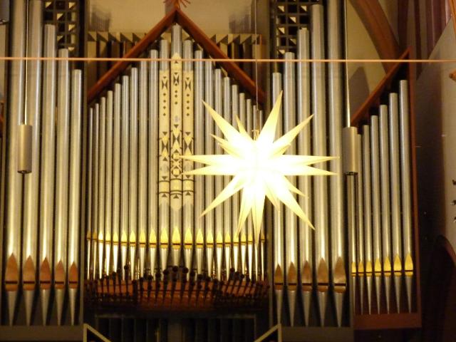Orgel der Stadtkirche mit Herrnhuter Stern
