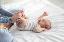 Ein Baby wird an den Füßen massiert