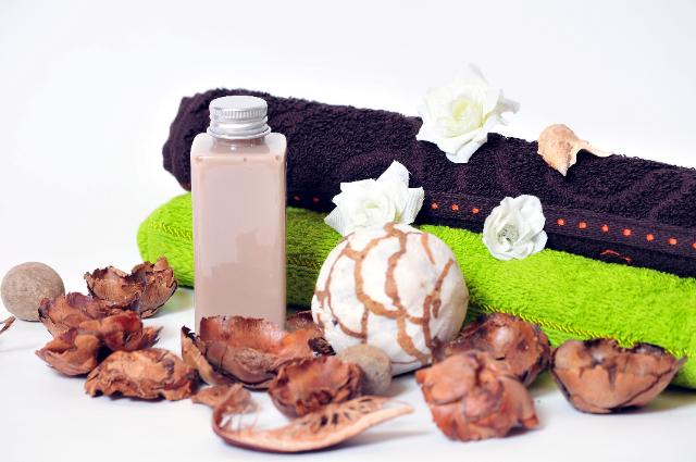 Badezusätze mit duftenden Kräutern