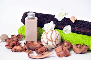 Badezusätze mit duftenden Kräutern