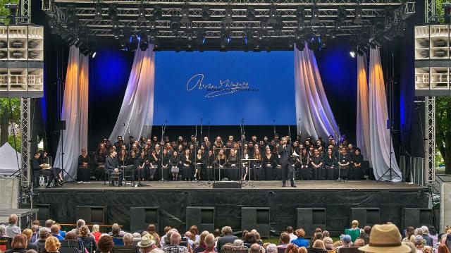Publikum vor der Bühne beim Chor Open-Air der Bayreuther Festspiele.