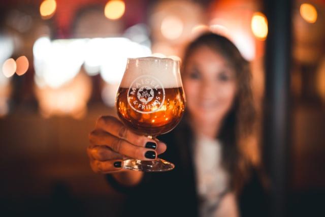 Frau mit Bier in der Hand