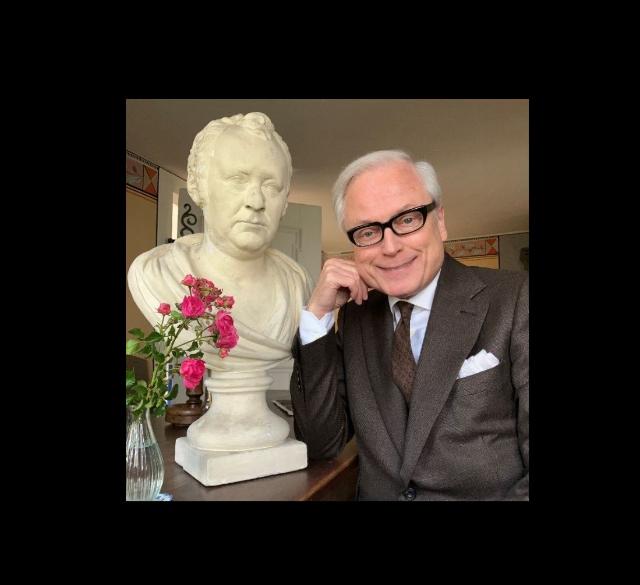 Hans-Jürgen Schatz neben Büste