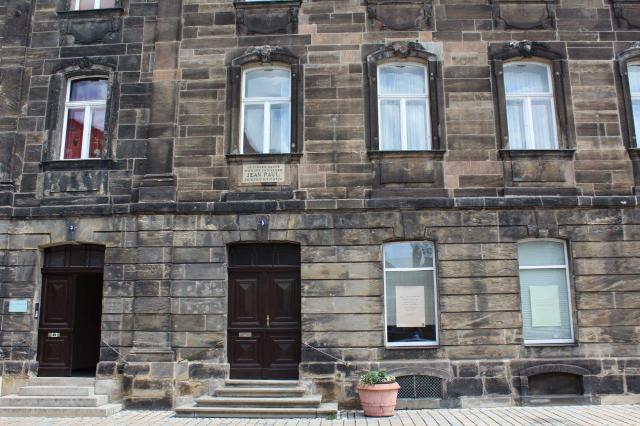 Foto der Fassade des alten Sandsteingebäude Friedrichstrasse 5 in Bayreuth. 