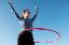 Frau trainiert mit Hula Hoop reifen
