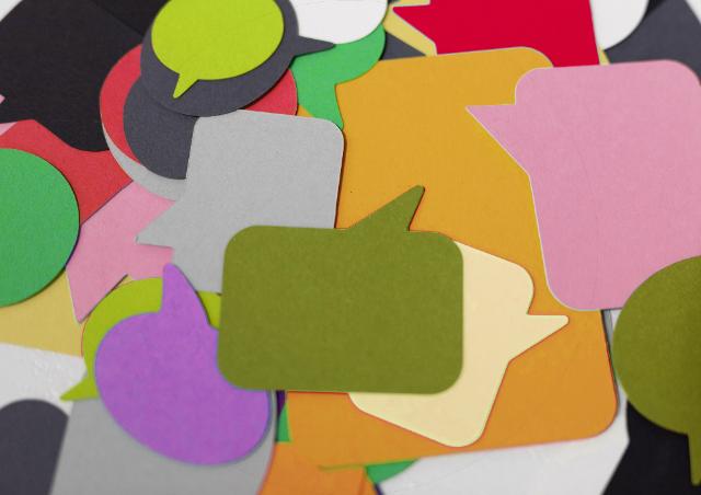 Ein Foto übereinanderliegender bunten Sprechblasen.