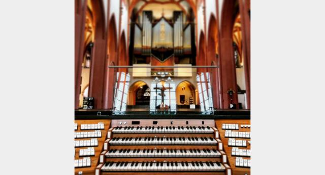 Spieltisch und Orgel der Stadtkirche