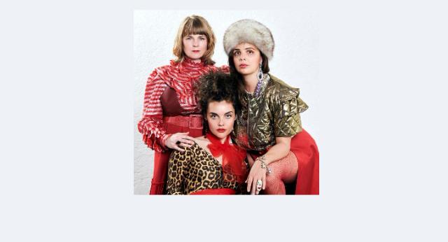 Die Band principess, bestehend aus drei Frauen schauen in die Kamera