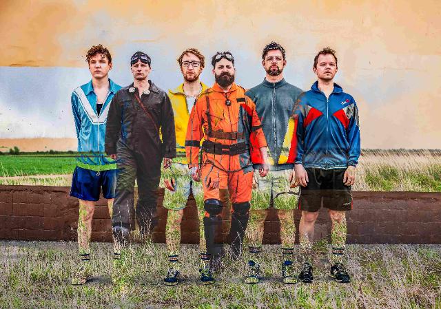 Foto von 6 Männern, die frontal auf die Kamera zugehen.