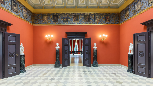 Halle im Haus Wahnfried mit Blick auf den Steinway-Flügel im Saal