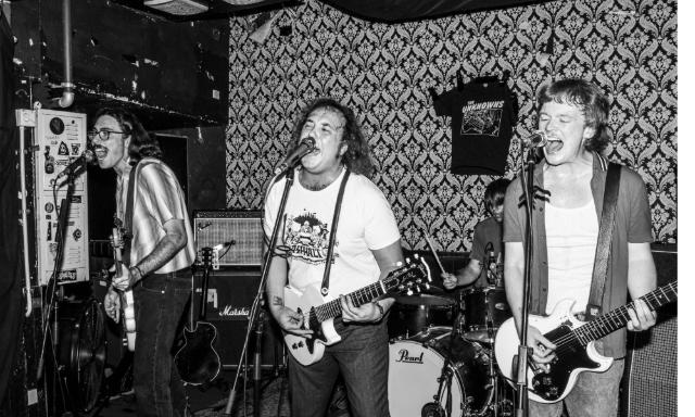 Die vier Mitglieder der Unknowns während einem Live-Auftritt