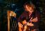 Andy Lang mit seiner Gitarre und Harfe 