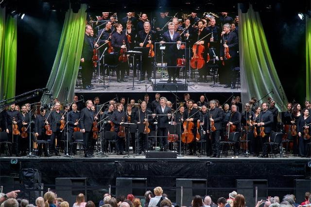 Orchester und Dirigent Open Air