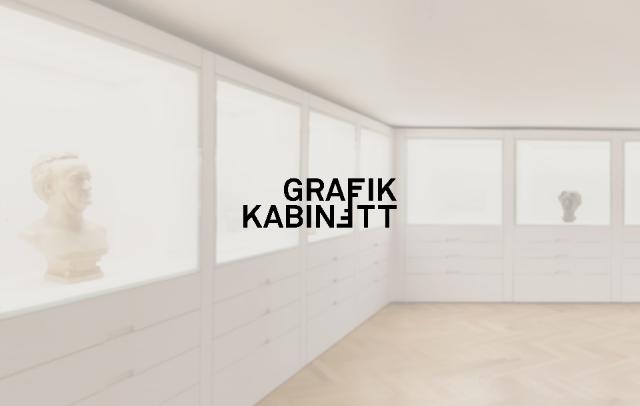 Motiv mit Logo Grafik-Kabinett in Schwarz, im Hintergrund der gleichnamige Ausstellungsraum im Richard Wagner Museum mit beleuchteten weißen Vitrinen und Holzparkettboden