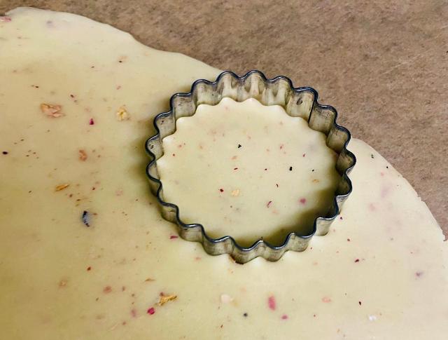 Plätzenform auf ausgerollten Teig