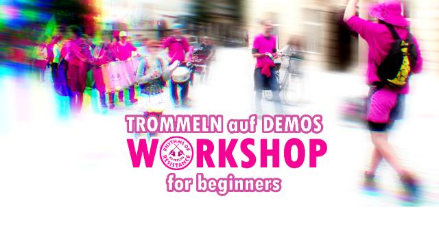 Trommlergruppe auf Demo mit Schriftzug "Workshop"