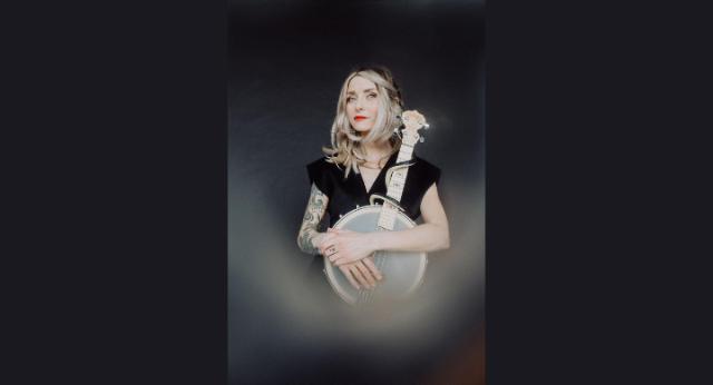 Sarah Lesch mit Instrument in der Hand