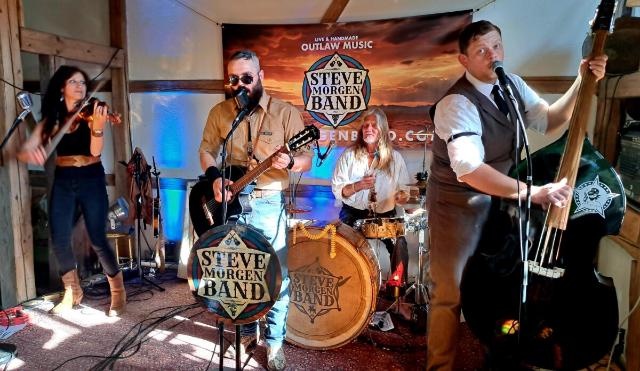 Die gesamte Band mit Instrumenten auf der Bühne