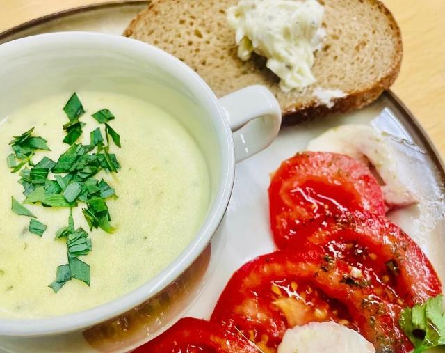 Suppe und Tomate Mozzarella