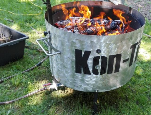 Pyrolyseofen zur Herstellung von Pflanzenkohle im Garten