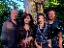 die gesamte Band mit Instrumenten vor einem Baum