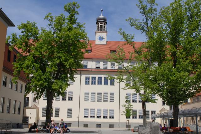 Blick vom Pausenhof auf den Hauptbau