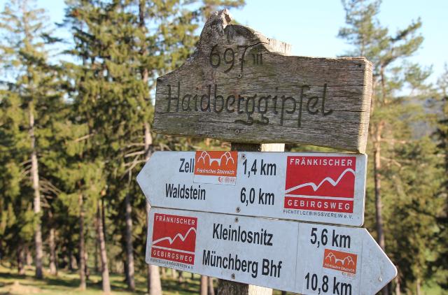 Wanderwegeweiser auf dem Haidberg bei Zell i. Fichtelgebirge