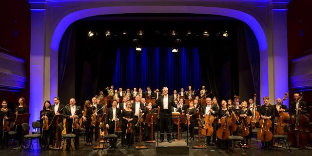  Thüringer Symphoniker Saalfeld-Rudolstadt vor blauer Hintergrundkulisse