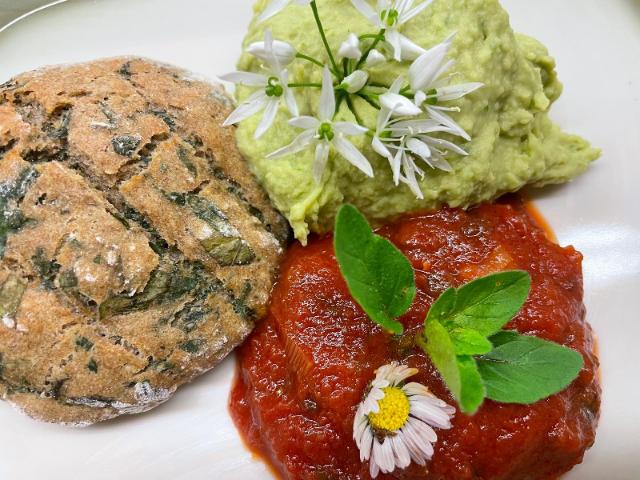 Wildkräuter Dips und Kräuterfladen