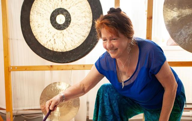 Brigitte Zimmermann mit tibetischen Klangschalen und Gongs