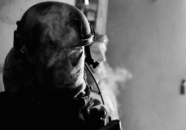 Schwarz-weiße Fotografie eines Soldaten.